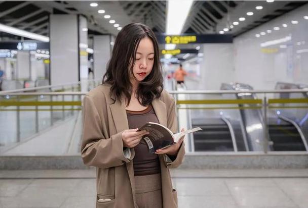对话地铁读书人|企业公关吴丑丑:阅读中相遇又重逢