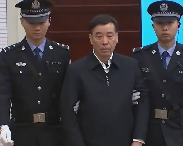 李铁案二审今日宣判,押送警车已进入法院